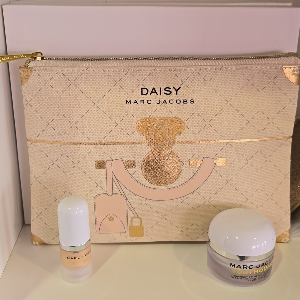 NIB Marc Jacobs Daisy Cosmetic Pouch in Cream and Gold With Travel Treats - Picture 1 of 4